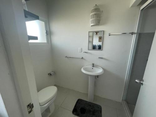 Loft 208 في أكابولكو: حمام ابيض مع مرحاض ومغسلة