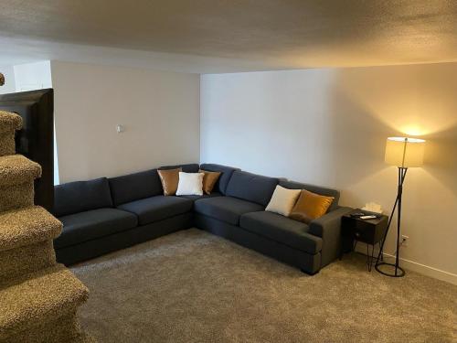 sala de estar con sofá azul y almohadas en :::Hillsboro Inn - Apartment:::, 