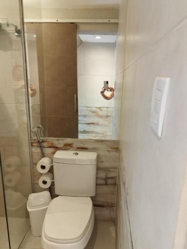 een persoon die een foto neemt van een badkamer met toilet bij Residencial Letícia Miranda in Aracaju