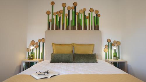 - une chambre avec un grand lit et une grande tête de lit dans l'établissement Forest Terrace Praia de Mira, à Praia de Mira