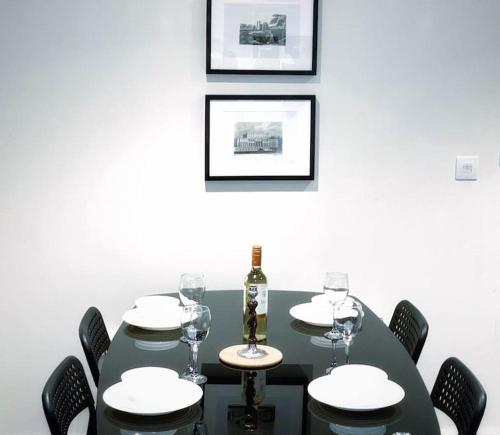 Φωτογραφία από το άλμπουμ του Two Bedroom Luxury Apt with film style στο Σουόνσι