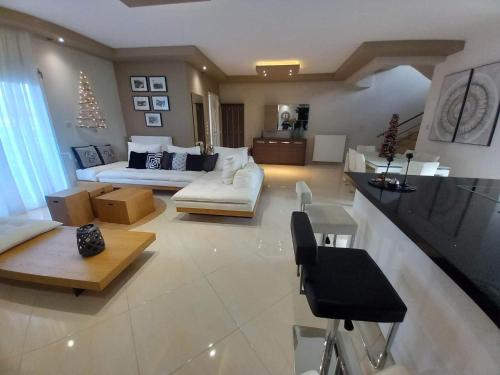 sala de estar amplia con sofá y mesa en Homing Volos Exclusive Luxury Residence, en Volos