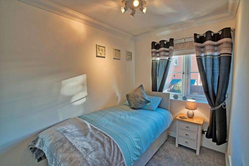 a bedroom with a bed and a window at Three bedroom house in Culloden, Inverness in Culloden