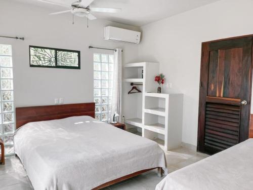 Una cama o camas en una habitación de The Happy Coconut Resort