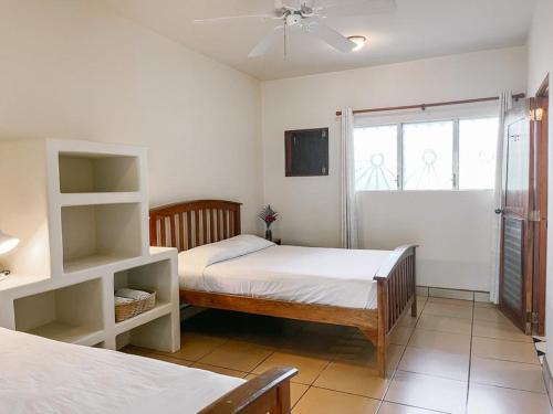 Una cama o camas en una habitación de The Happy Coconut Resort