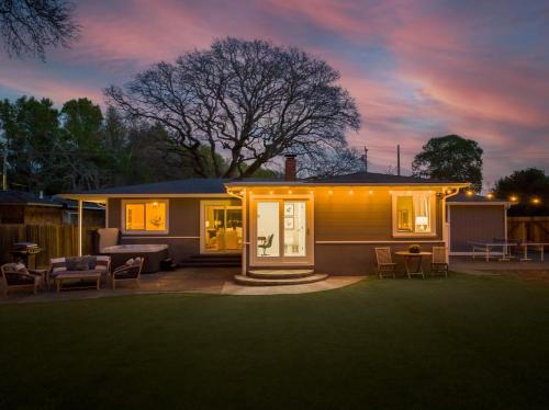 ein kleines Haus mit Terrasse bei Nacht in der Unterkunft Game On! in Novato