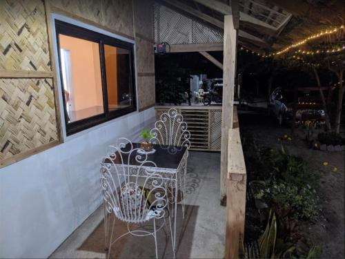 eine Terrasse mit einem Tisch und Stühlen in einem Gebäude in der Unterkunft Solwara Beach Resort in Balete