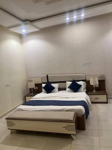 Een bed of bedden in een kamer bij شاليه كارما