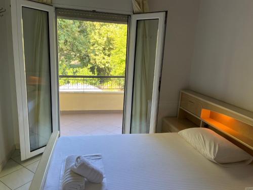 sypialnia z łóżkiem i dużymi przesuwnymi szklanymi drzwiami w obiekcie Chita's House w mieście Paralia Vrachou