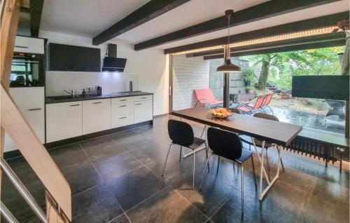 Kuchyň nebo kuchyňský kout v ubytování Gorgeous Apartment In Trier With Wifi