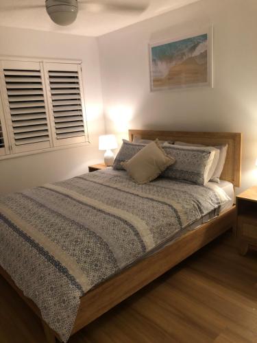 Un pat sau paturi într-o cameră la 4shore@waterfrontplace