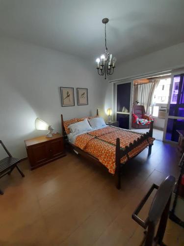 Tempat tidur dalam kamar di Lindo apartamento com 2 suites