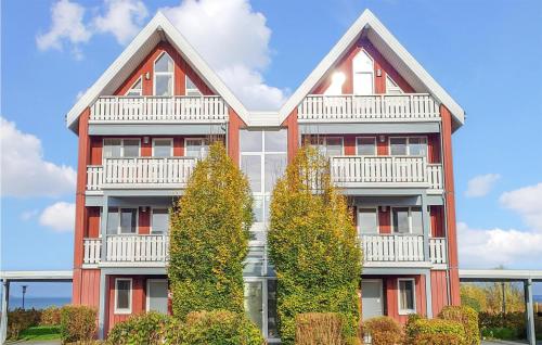 ein hohes Gebäude mit zwei Bäumen davor in der Unterkunft Beautiful Apartment In Rechlin in Rechlin