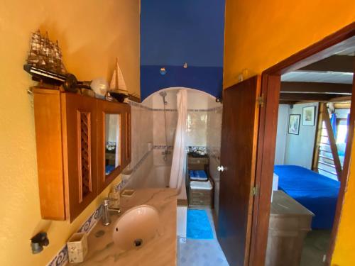 y baño con bañera, lavabo y espejo. en Rumba2, en Punta del Este