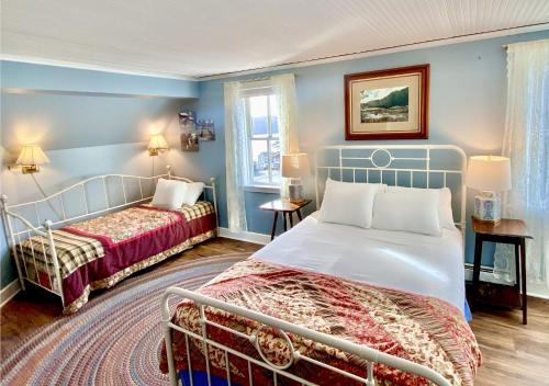 1 dormitorio con 2 camas en una habitación en Orcas Hotel, en Orcas
