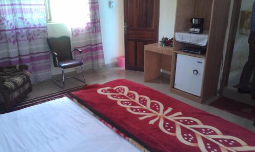 1 dormitorio con 1 cama con manta roja y blanca en Konkon Wonderland, en Accra
