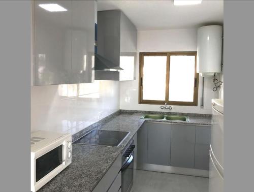Η κουζίνα ή μικρή κουζίνα στο Turyva Tarongers 8 - Cozy Apartment with Terrace & Parking near Peñíscola Beach