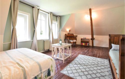- une chambre avec un lit, une table et des fenêtres dans l'établissement Nice Home In Vieux Bourg With Kitchen, à Les Authieux-sur-Calonne