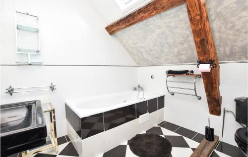 La salle de bains est pourvue d'un sol en damier noir et blanc. dans l'établissement Nice Home In Vieux Bourg With Kitchen, à Les Authieux-sur-Calonne