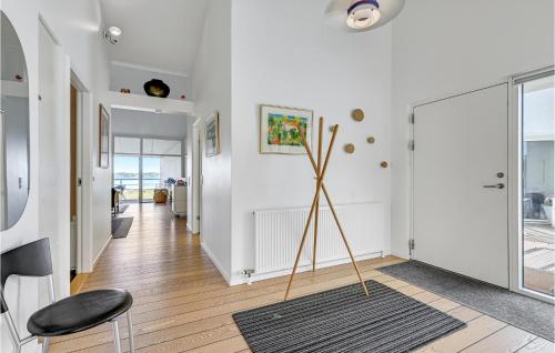un pasillo con paredes blancas y una puerta de cristal del suelo al techo en 3 Bedroom Beautiful Apartment In Ebeltoft, en Ebeltoft