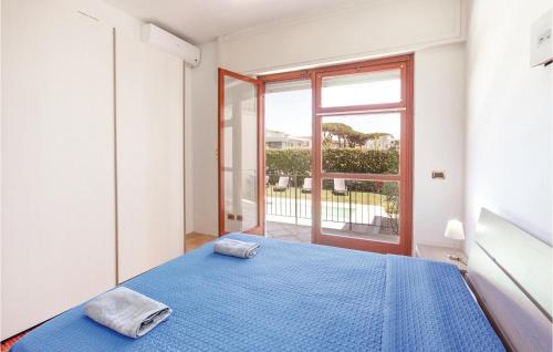 ein Schlafzimmer mit einem blauen Bett und einem Fenster in der Unterkunft Nice Home In Terracina lt With House Sea View in Porto Badino