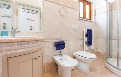 La salle de bains est pourvue de toilettes, d'un lavabo et d'une douche. dans l'établissement Awesome Home In Terracina lt With 6 Bedrooms, Wifi And Outdoor Swimming Pool, à Porto Badino