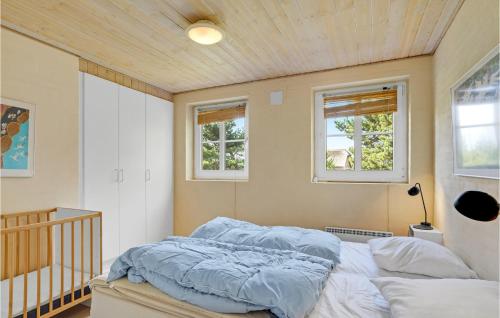 - une chambre avec un lit, un plafond en bois et des fenêtres dans l'établissement 5 Bedroom Lovely Home In Blvand, à Blåvand