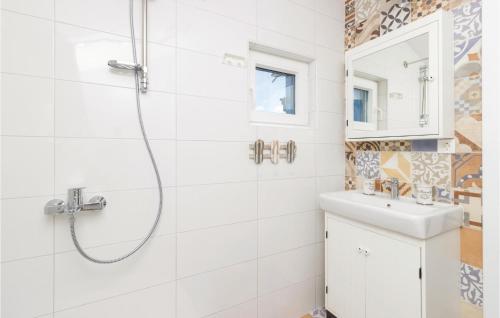 Kupatilo u objektu Amazing Home In Zdrelac With Wifi