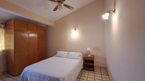 1 dormitorio con 1 cama y ventilador de techo en La Toscana en Salta