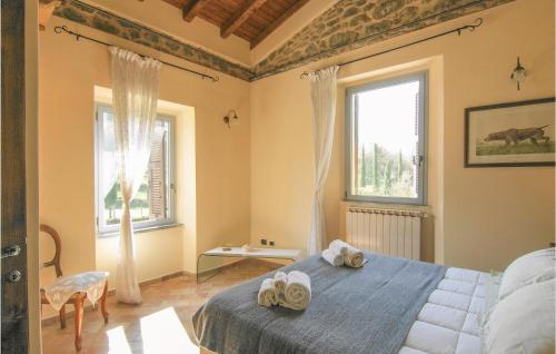 1 dormitorio con 1 cama con 2 toallas en Nocciolo, en Fivizzano