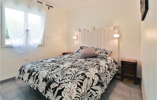 - une chambre avec un lit et une couette noire et blanche dans l'établissement Cozy Home In Saint Sernin With Wifi, à Saint-Sernin