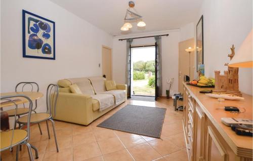 un soggiorno con un divano e un tavolo di Pet Friendly Apartment a Viagenti