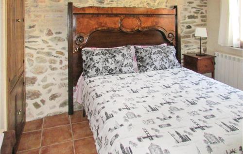 1 dormitorio con 1 cama grande y cabecero de madera en Cozy Home In Aldeanue, De La Sierra With Kitchen, en Aldeanueva de la Sierra