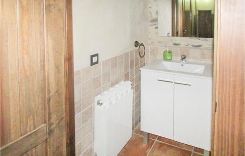 Kúpeľňa v ubytovaní Cozy Home In Aldeanue, De La Sierra With Kitchen