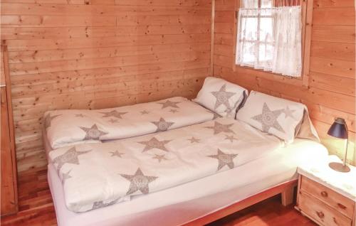 un letto in una baita di tronchi con stelle sopra di Gorgeous Home In Deutschlandsberg With Wifi a Schwag