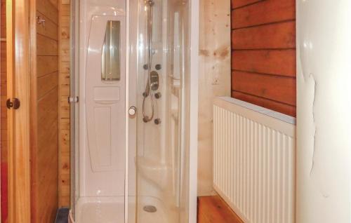 un bagno con doccia e porta in vetro di Gorgeous Home In Deutschlandsberg With Wifi a Schwag