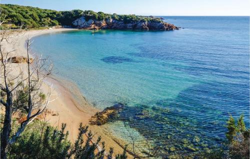 - une vue sur une plage d'eau bleue dans l'établissement Pet Friendly Apartment, à Pianottoli-Caldarello