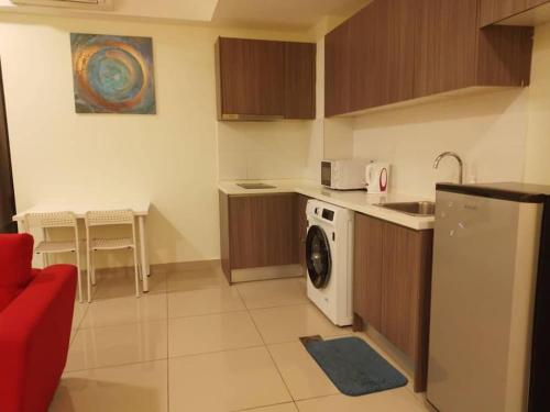 eine Küche mit einer Waschmaschine und einem Waschbecken in der Unterkunft HB1613- 2 bedroom-Apartment -Wifi -Netflix-Parking, 3040 in Cyberjaya