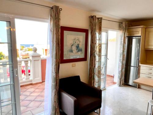 Posedenie v ubytovaní Elegant Palm Mar Apartment