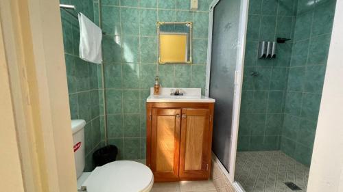 Ett badrum på La Cascada Stays