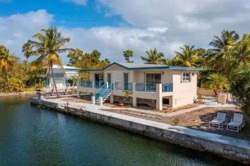 una casa junto a un cuerpo de agua en Boater's Dream House on the water 150' of Sea Wall, en Big Pine Key