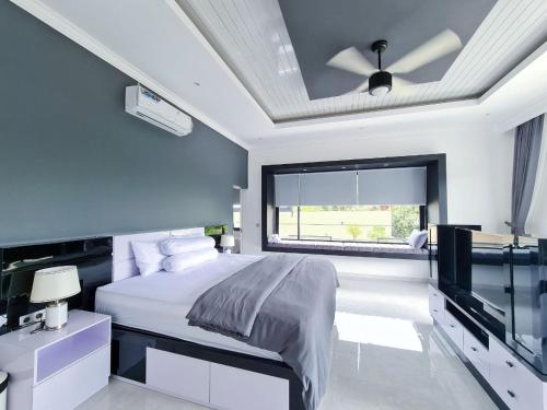 1 dormitorio con 1 cama y ventilador de techo en Villa Agrapana Lovina, en Lovina