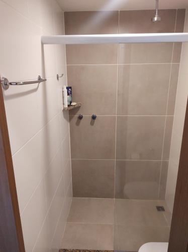 baño con ducha y puerta de cristal en Ondas Praia Resort, en Porto Seguro