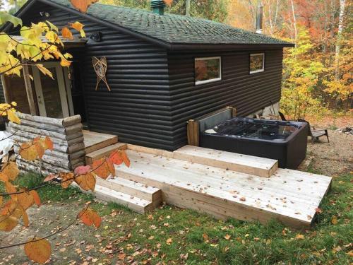Cozy Lake Loj + Hot Tub & Fire Pit