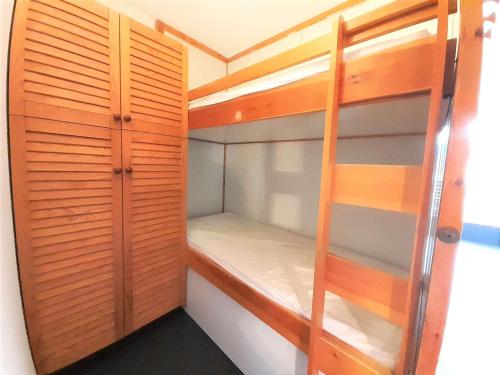 Mały pokój z drewnianymi półkami i łóżkiem w obiekcie Studio Piau-Engaly, 1 pièce, 6 personnes - FR-1-457-320 w mieście Aragnouet