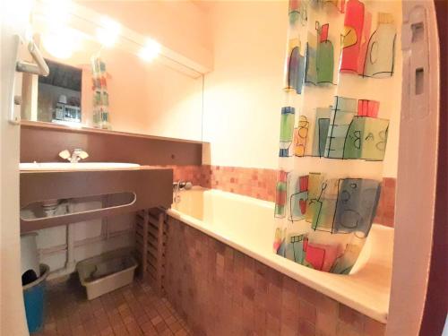 łazienka z wanną, umywalką i zasłoną prysznicową w obiekcie Studio Piau-Engaly, 1 pièce, 6 personnes - FR-1-457-320 w mieście Aragnouet
