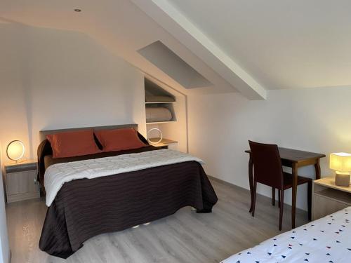 ein Schlafzimmer mit einem Bett und einem Schreibtisch mit einem Stuhl in der Unterkunft Gîte Sauvagny, 3 pièces, 4 personnes - FR-1-489-430 in Sauvagny