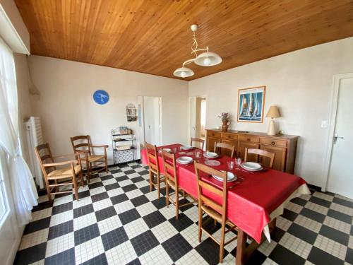 une salle à manger avec une table et des chaises dans l'établissement Maison familiale avec jardin proche plage - Brétignolles-sur-Mer - FR-1-231-276, à Bretignolles-sur-Mer