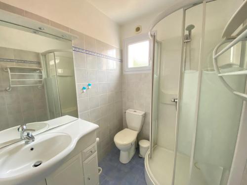 une salle de bain avec un lavabo, des toilettes et une douche dans l'établissement Maison familiale avec jardin proche plage - Brétignolles-sur-Mer - FR-1-231-276, à Bretignolles-sur-Mer