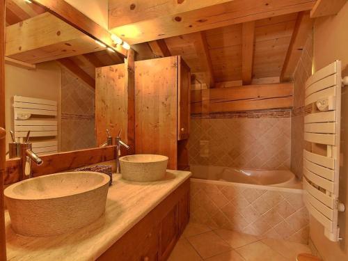 une salle de bain avec deux lavabos, une baignoire et une douche dans l'établissement Magnifique appartement haut de gamme avec cheminée et parkings couverts - FR-1-455-228, à La Plagne Tarentaise